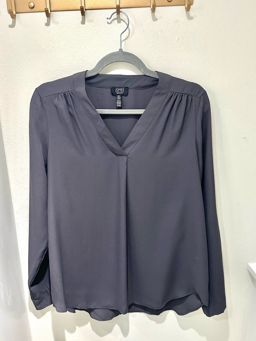 Jones New York Grey V-Neck Pleated Blouse Long Sleeve Size Medium